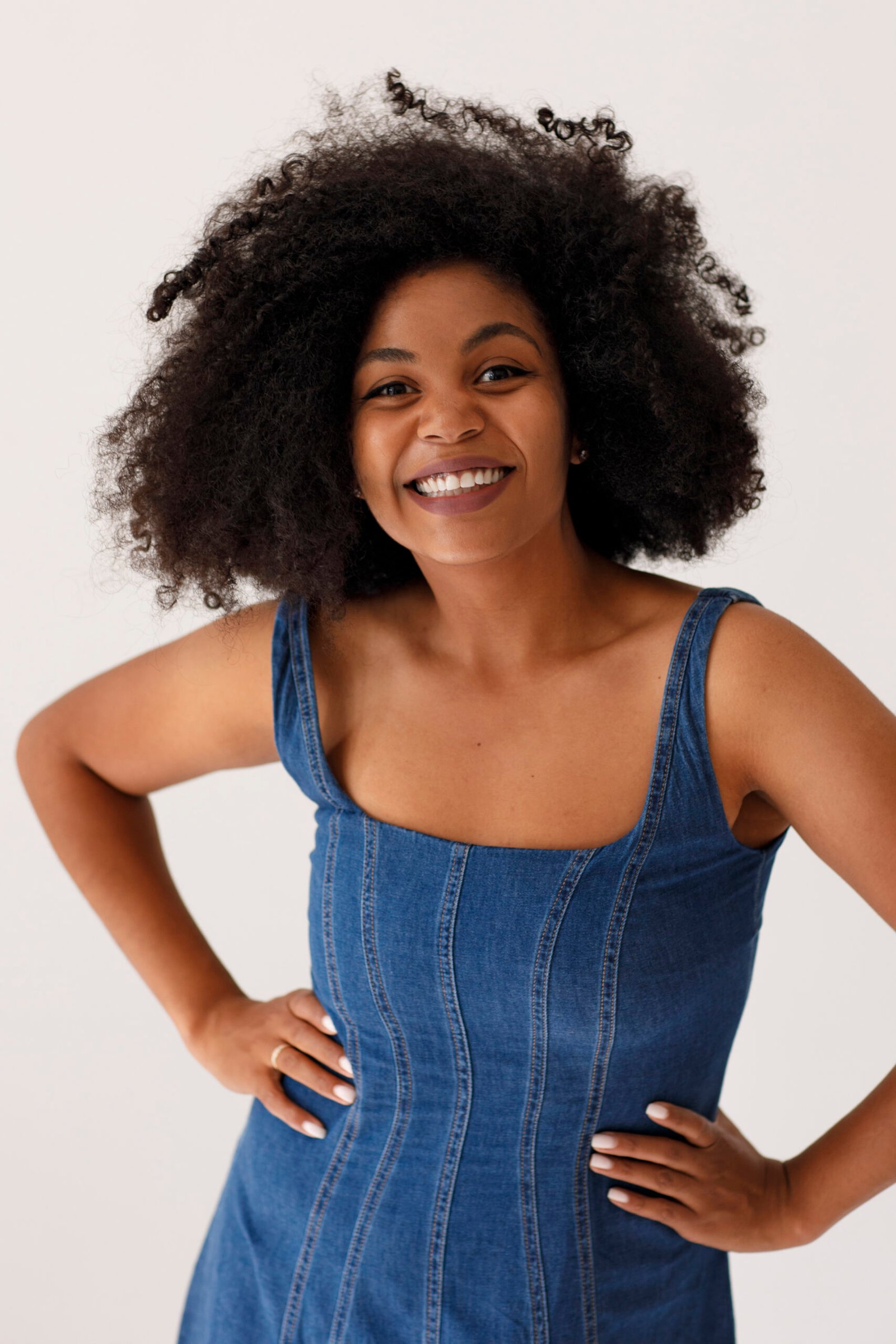 medium-shot-woman-with-afro-hairstyle
